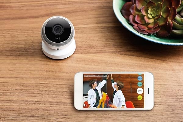 Камера наблюдения Logi Circle с возможностью управления смартфоном